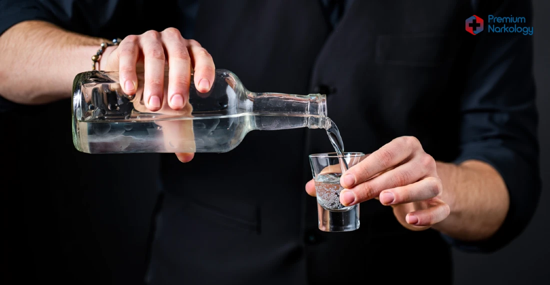 Мужчина с бутылкой алкоголя